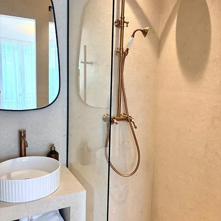 - Exceptional 4-bedroom Apartment *
